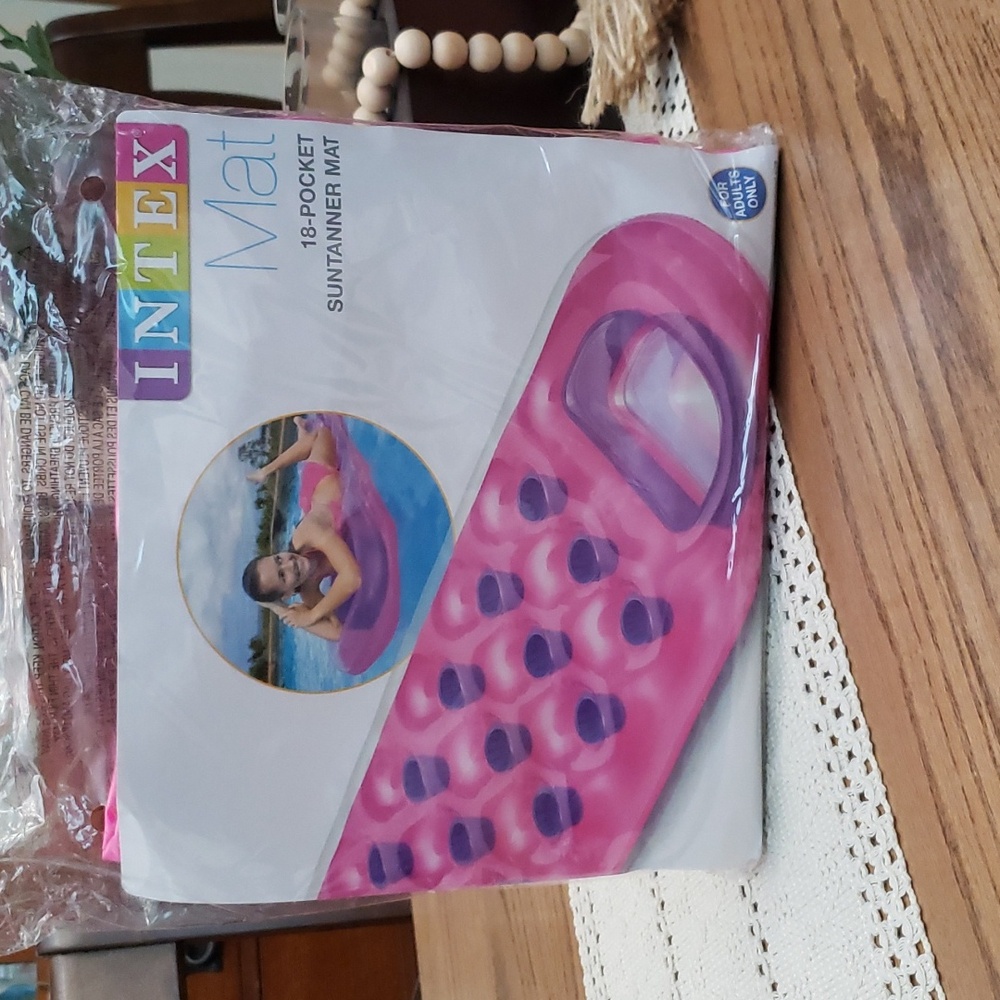 NWOT. Intex 18 pocket suntanner adult pool mat.